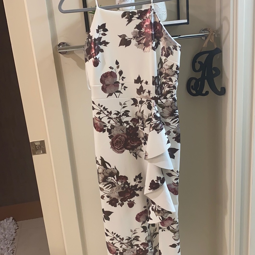Long dress, amazing on the body!! Thick polyester, not see through